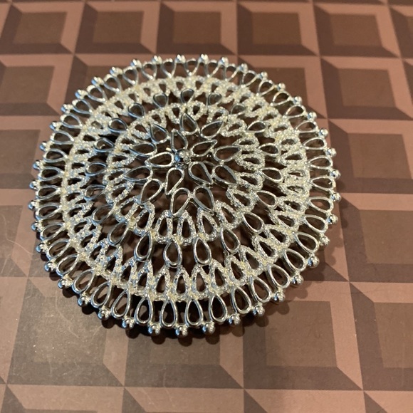 Five Silver Toned Brooches - Picture 10 of 11